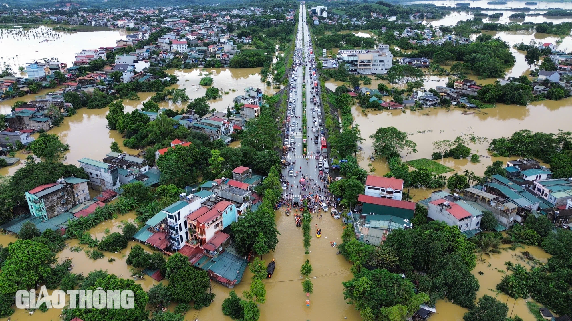 Tuy&ecirc;n Quang ch&igrave;m trong biển nước, người d&acirc;n tr&egrave;o l&ecirc;n m&aacute;i nh&agrave; chờ ứng cứu- Ảnh 2.