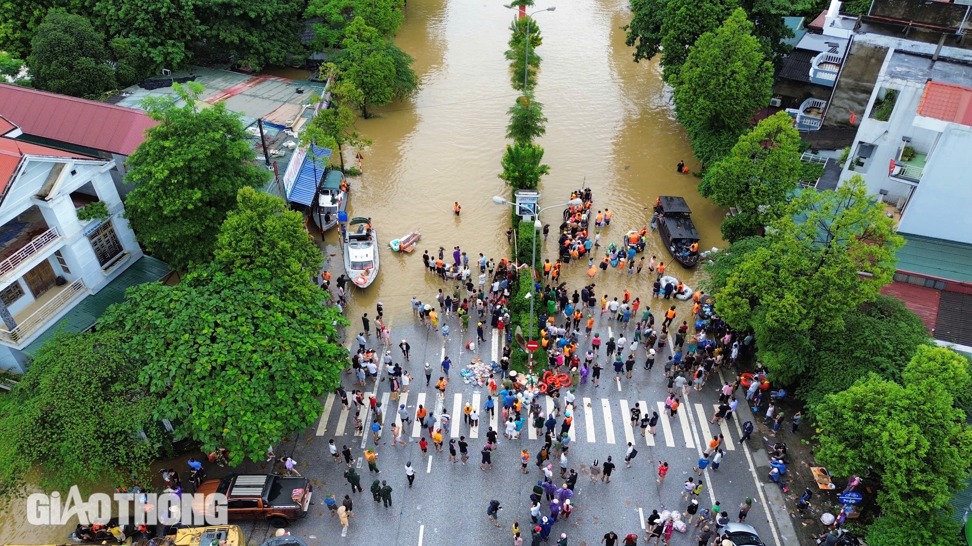 Tuy&ecirc;n Quang ch&igrave;m trong biển nước, người d&acirc;n tr&egrave;o l&ecirc;n m&aacute;i nh&agrave; chờ ứng cứu- Ảnh 3.