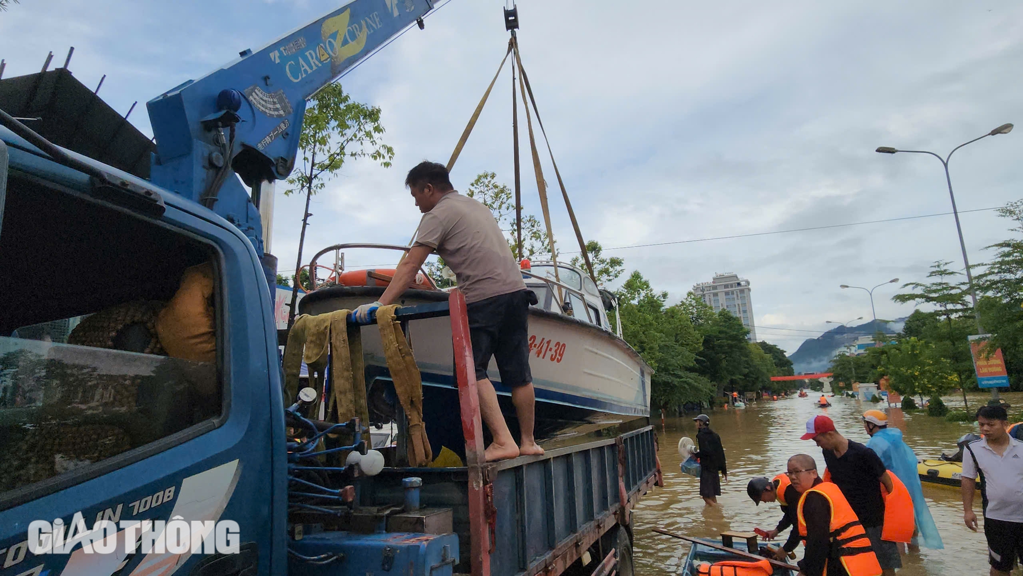 Tuy&ecirc;n Quang ch&igrave;m trong biển nước, người d&acirc;n tr&egrave;o l&ecirc;n m&aacute;i nh&agrave; chờ ứng cứu- Ảnh 4.