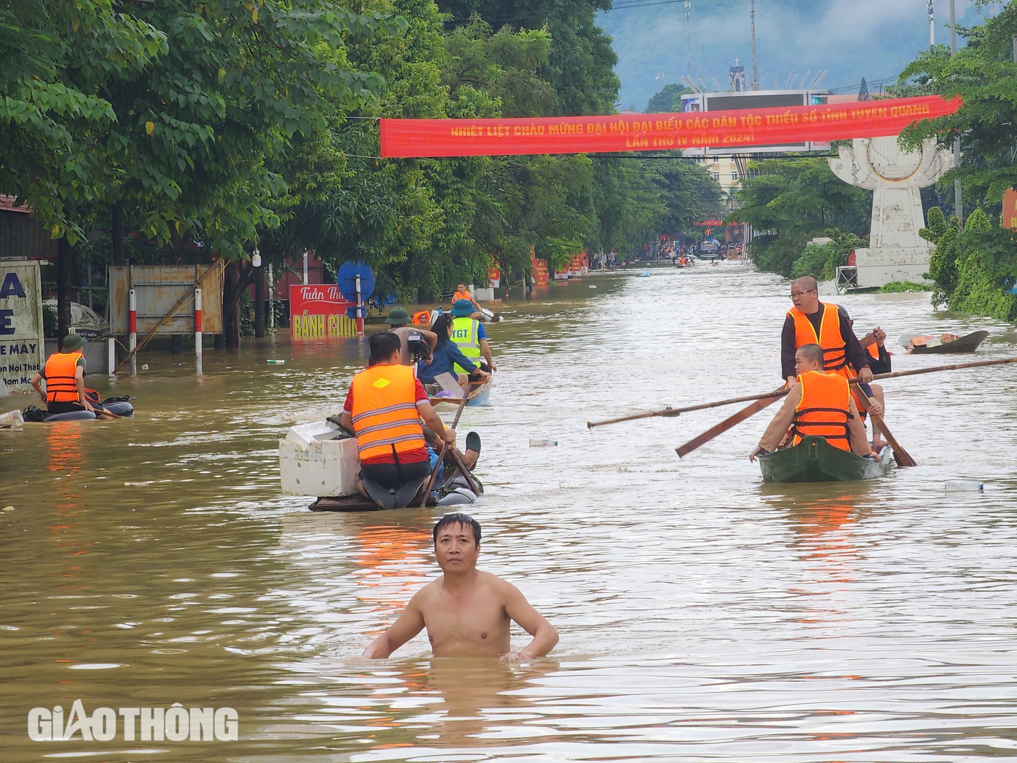 Tuy&ecirc;n Quang ch&igrave;m trong biển nước, người d&acirc;n tr&egrave;o l&ecirc;n m&aacute;i nh&agrave; chờ ứng cứu- Ảnh 5.