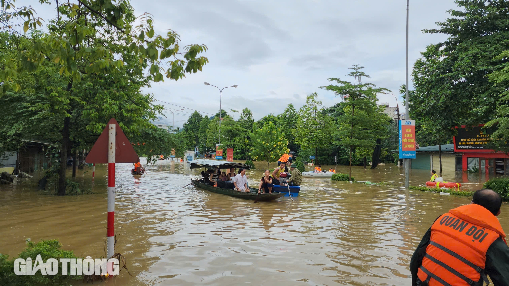 Tuy&ecirc;n Quang ch&igrave;m trong biển nước, người d&acirc;n tr&egrave;o l&ecirc;n m&aacute;i nh&agrave; chờ ứng cứu- Ảnh 9.