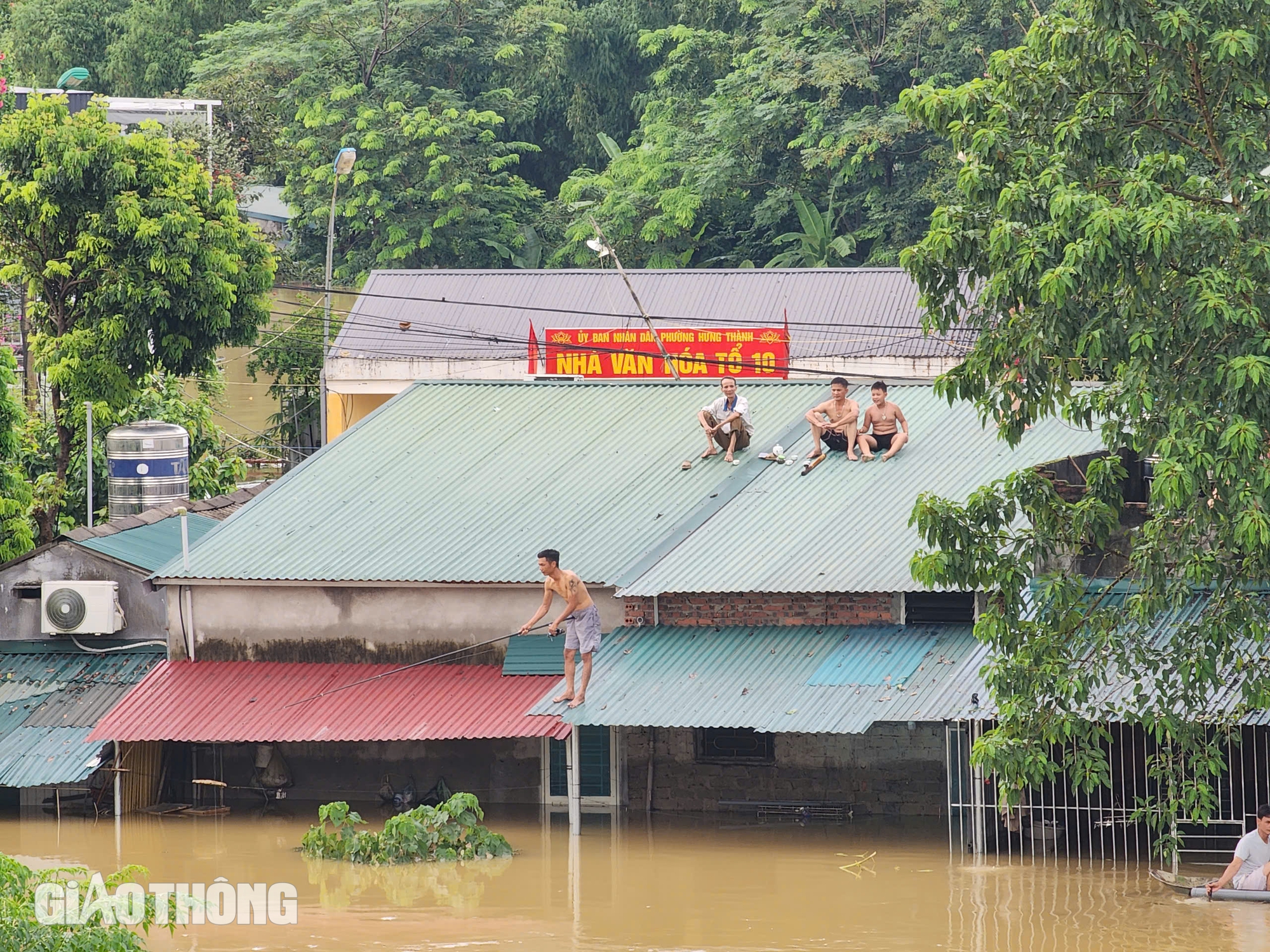 Tuy&ecirc;n Quang ch&igrave;m trong biển nước, người d&acirc;n tr&egrave;o l&ecirc;n m&aacute;i nh&agrave; chờ ứng cứu- Ảnh 10.