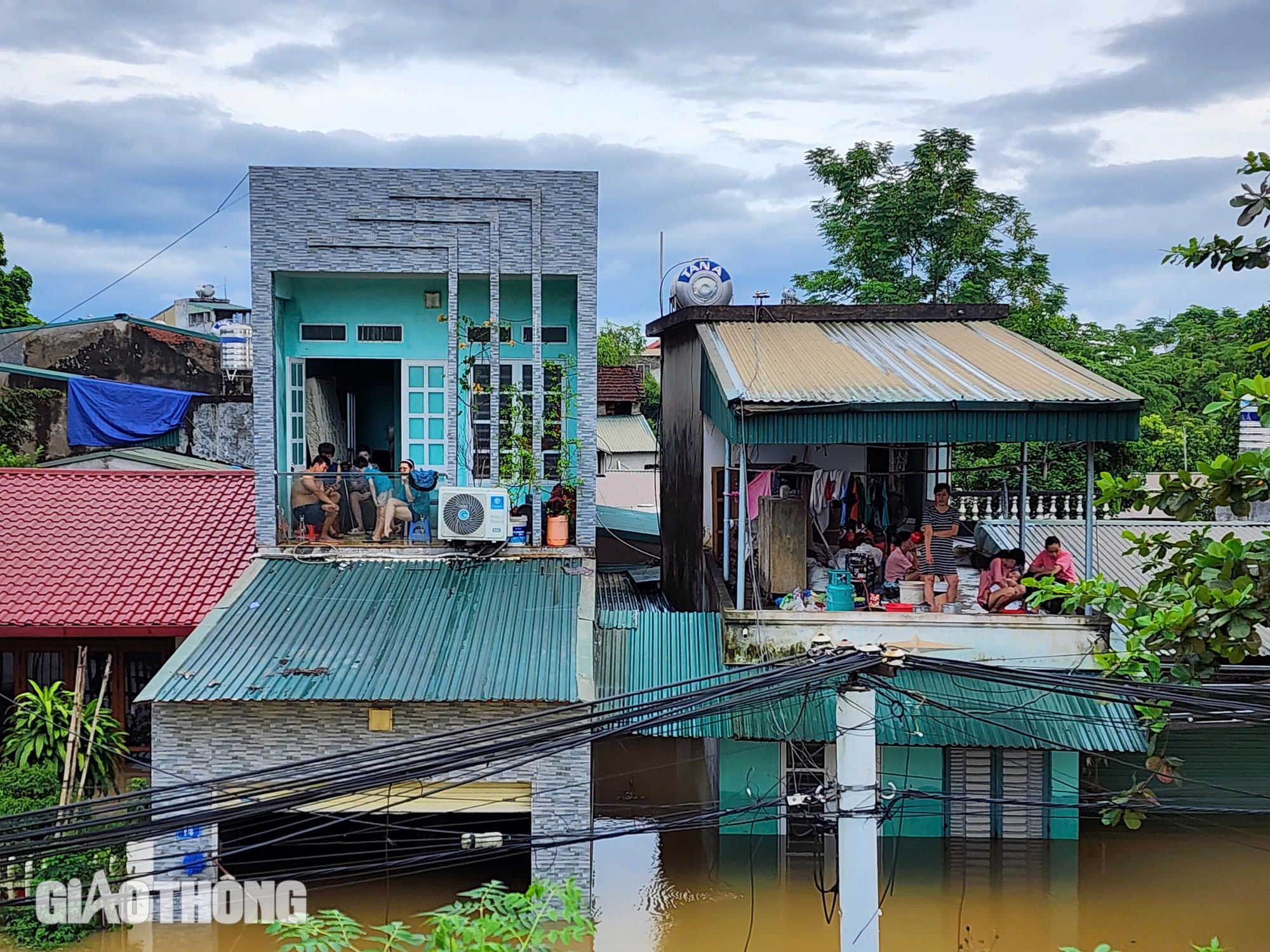 Tuy&ecirc;n Quang ch&igrave;m trong biển nước, người d&acirc;n tr&egrave;o l&ecirc;n m&aacute;i nh&agrave; chờ ứng cứu- Ảnh 11.