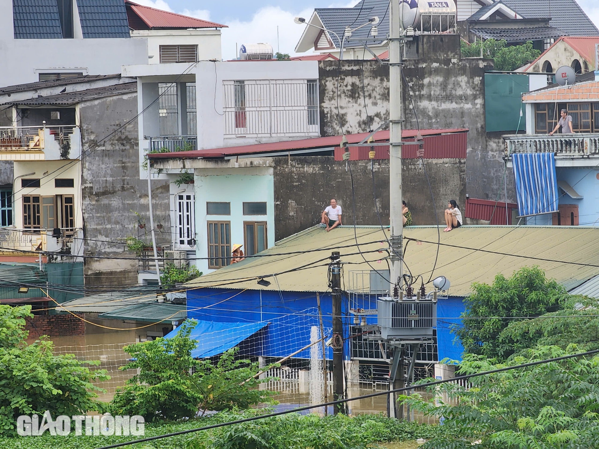 Tuy&ecirc;n Quang ch&igrave;m trong biển nước, người d&acirc;n tr&egrave;o l&ecirc;n m&aacute;i nh&agrave; chờ ứng cứu- Ảnh 12.
