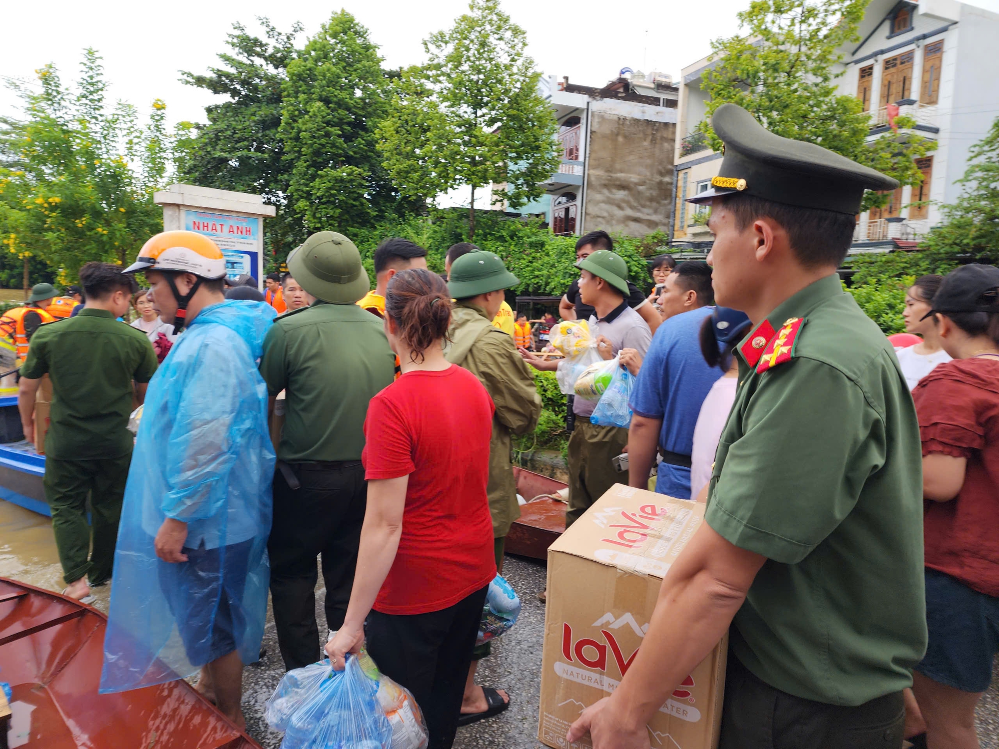 Tuy&ecirc;n Quang ch&igrave;m trong biển nước, người d&acirc;n tr&egrave;o l&ecirc;n m&aacute;i nh&agrave; chờ ứng cứu- Ảnh 6.