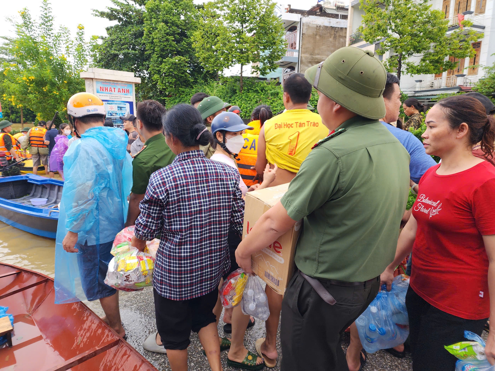 Tuy&ecirc;n Quang ch&igrave;m trong biển nước, người d&acirc;n tr&egrave;o l&ecirc;n m&aacute;i nh&agrave; chờ ứng cứu- Ảnh 8.