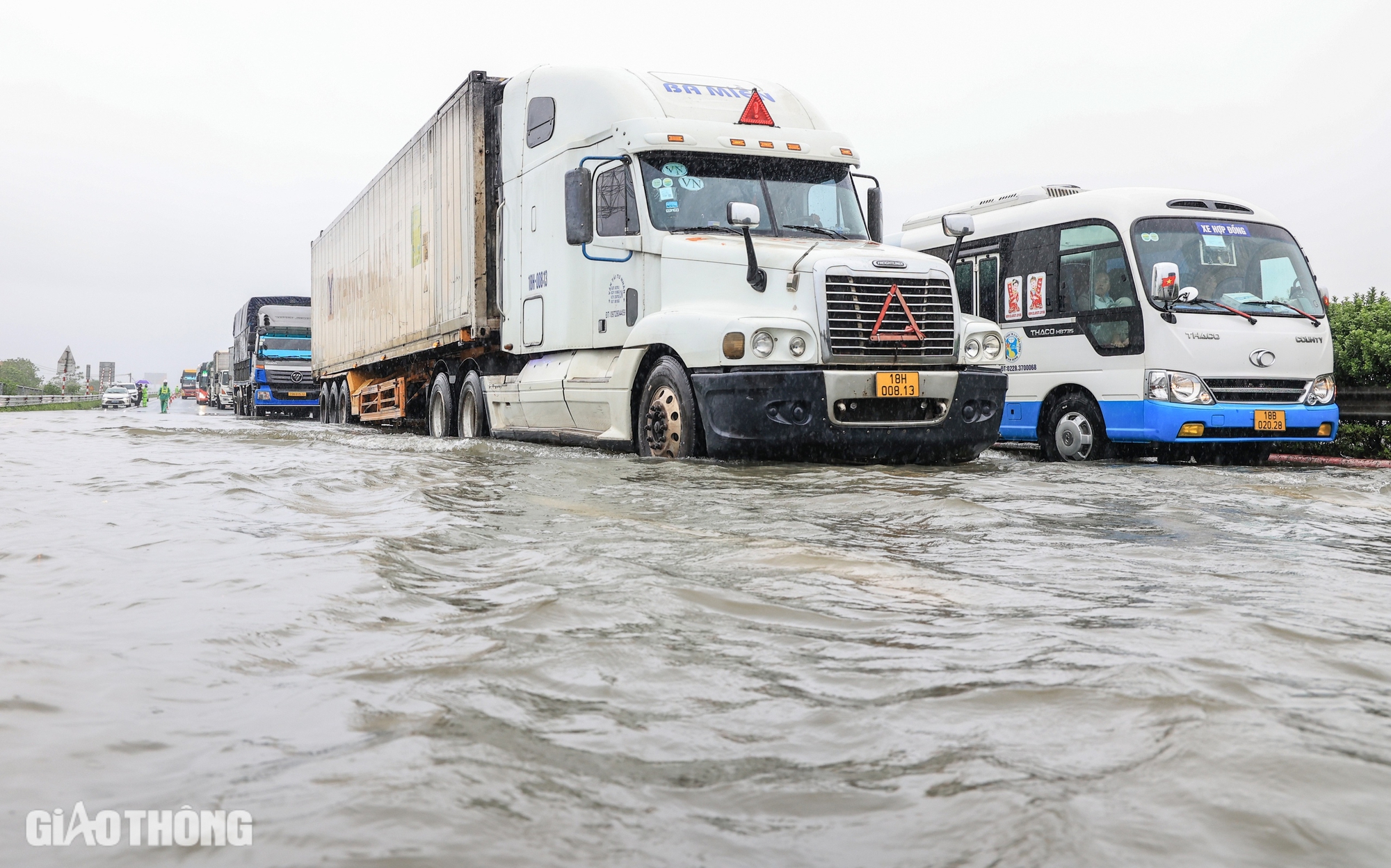 Vất vả "t&aacute;ch" xe 4 chỗ kh&ocirc;ng cho qua v&ugrave;ng ngập s&acirc;u tr&ecirc;n cao tốc Ph&aacute;p V&acirc;n - Cầu Giẽ- Ảnh 4.