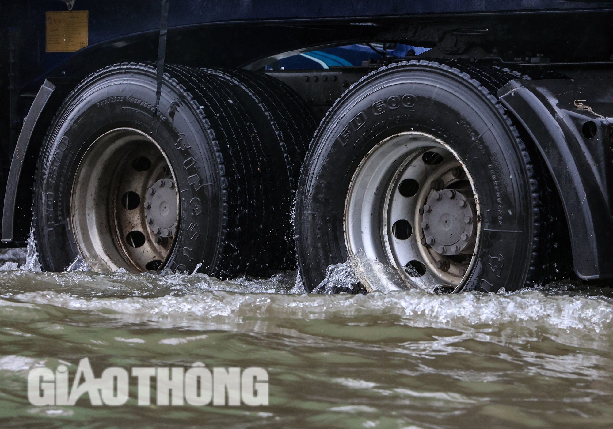 Vất vả "t&aacute;ch" xe 4 chỗ kh&ocirc;ng cho qua v&ugrave;ng ngập s&acirc;u tr&ecirc;n cao tốc Ph&aacute;p V&acirc;n - Cầu Giẽ- Ảnh 6.