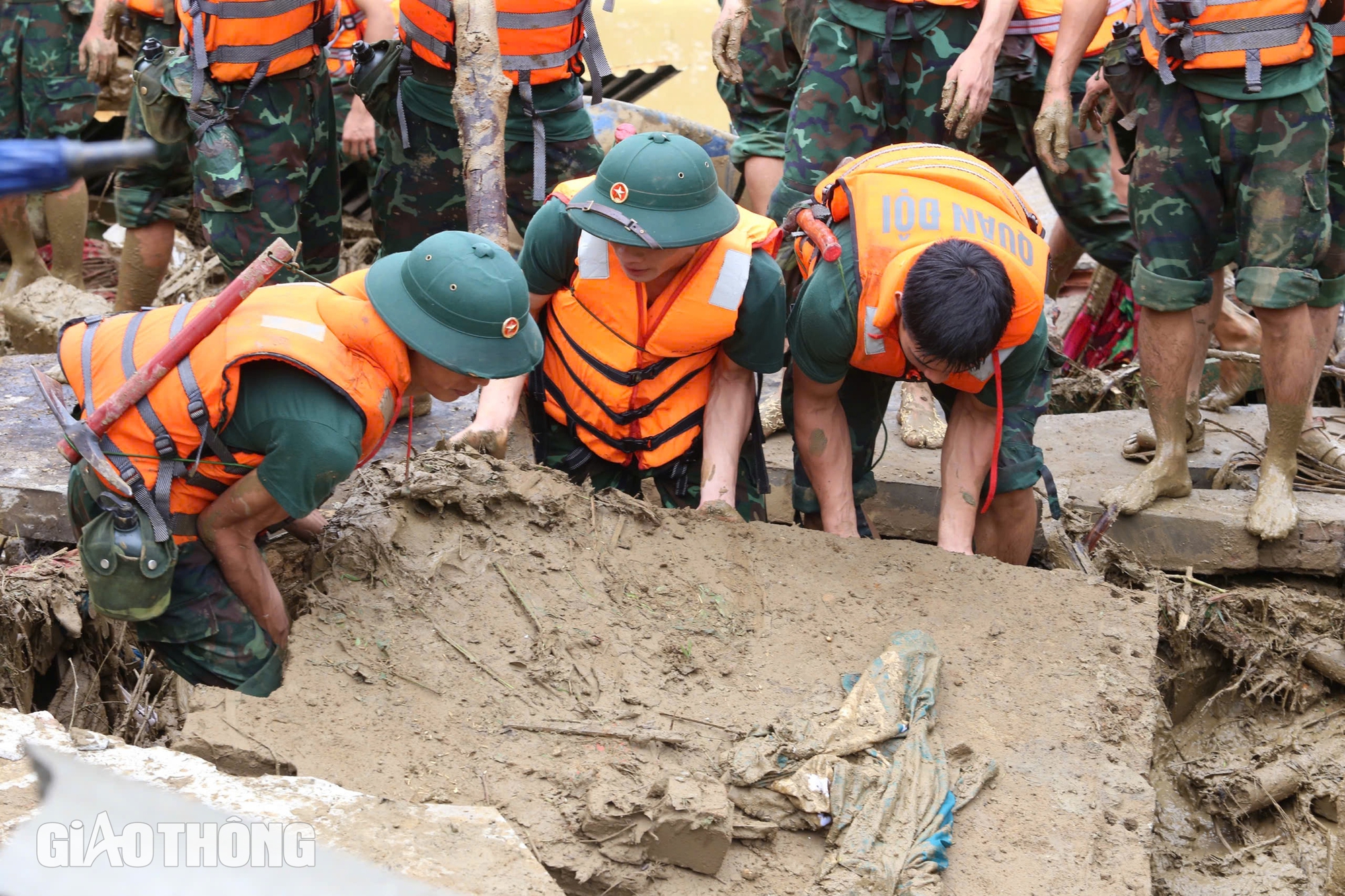 Bộ đội dầm b&ugrave;n, lật từng mảnh tường, m&aacute;i nh&agrave; sập t&igrave;m người mất t&iacute;ch ở L&agrave;ng Nủ sau lở đất- Ảnh 1.