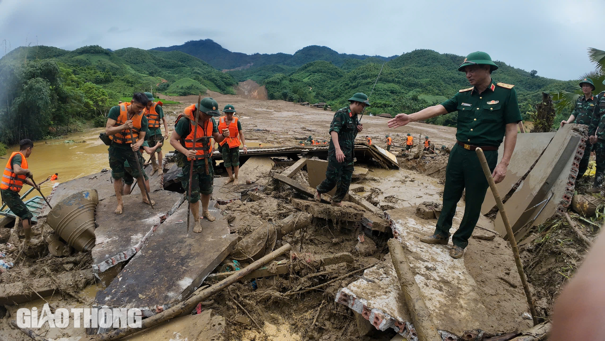 Bộ đội dầm b&ugrave;n, lật từng mảnh tường, m&aacute;i nh&agrave; sập t&igrave;m người mất t&iacute;ch ở L&agrave;ng Nủ sau lở đất- Ảnh 11.