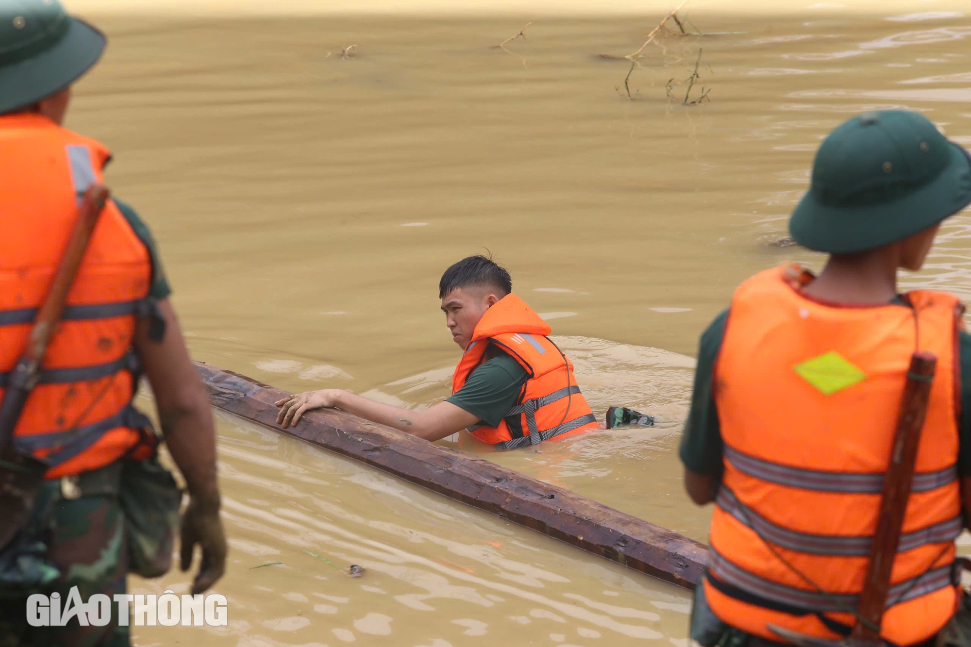 Bộ đội dầm b&ugrave;n, lật từng mảnh tường, m&aacute;i nh&agrave; sập t&igrave;m người mất t&iacute;ch ở L&agrave;ng Nủ sau lở đất- Ảnh 13.