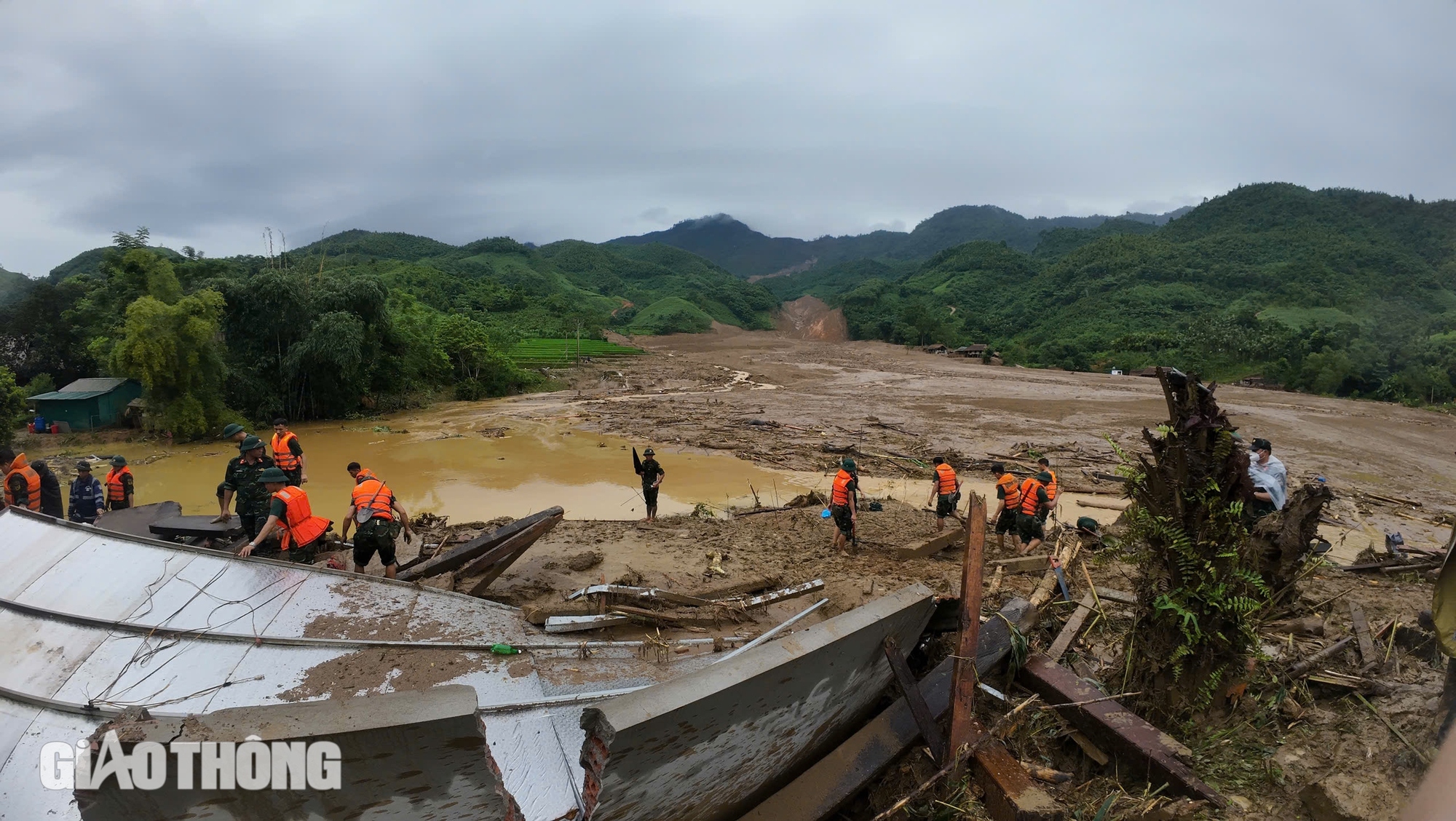 Bộ đội dầm b&ugrave;n, lật từng mảnh tường, m&aacute;i nh&agrave; sập t&igrave;m người mất t&iacute;ch ở L&agrave;ng Nủ sau lở đất- Ảnh 12.