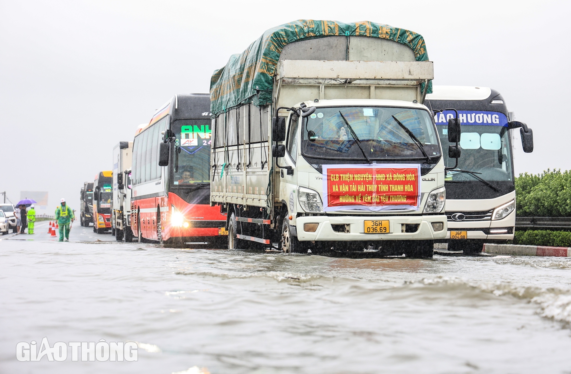 Vất vả "t&aacute;ch" xe 4 chỗ kh&ocirc;ng cho qua v&ugrave;ng ngập s&acirc;u tr&ecirc;n cao tốc Ph&aacute;p V&acirc;n - Cầu Giẽ- Ảnh 12.