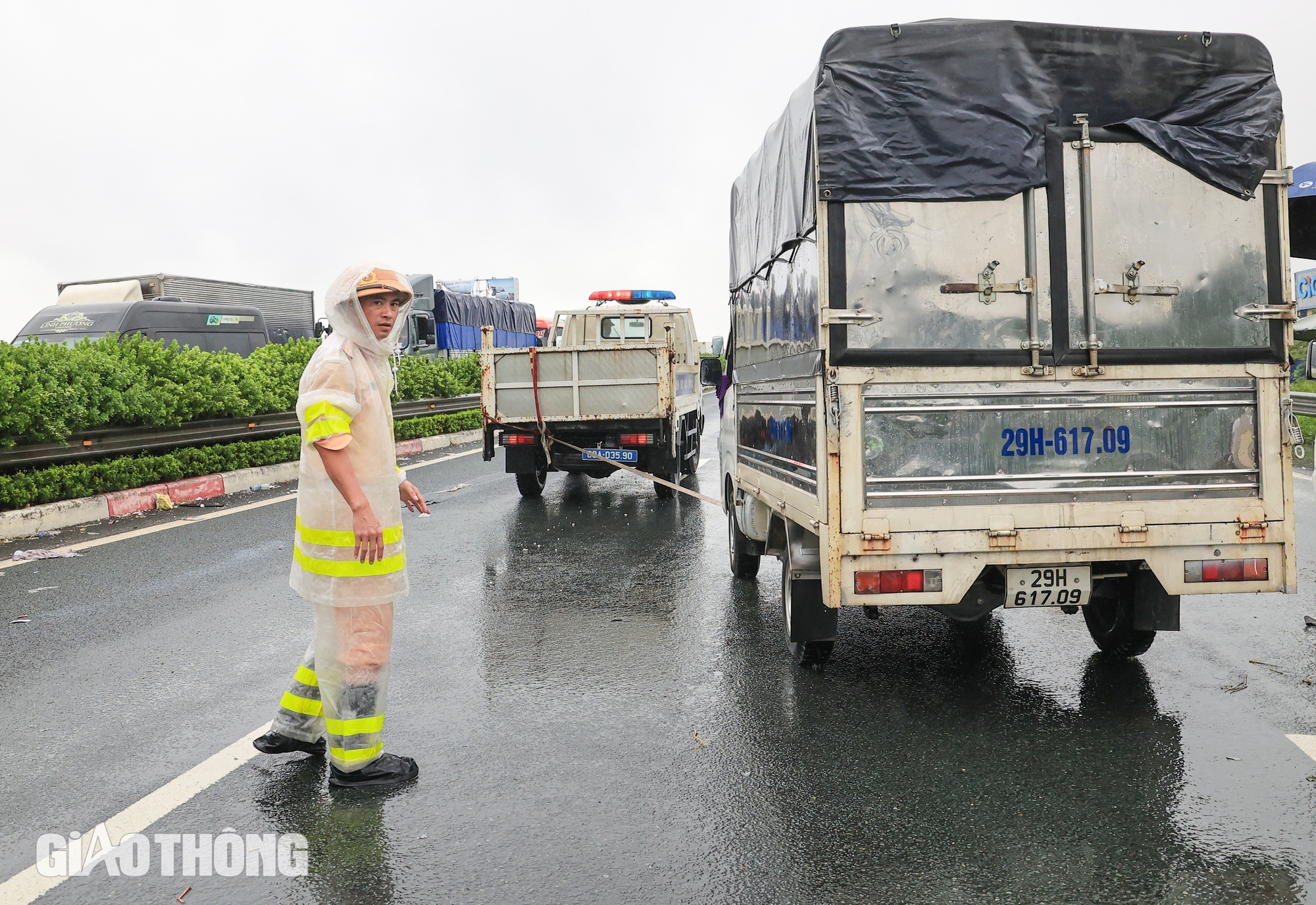 Vất vả "t&aacute;ch" xe 4 chỗ kh&ocirc;ng cho qua v&ugrave;ng ngập s&acirc;u tr&ecirc;n cao tốc Ph&aacute;p V&acirc;n - Cầu Giẽ- Ảnh 19.
