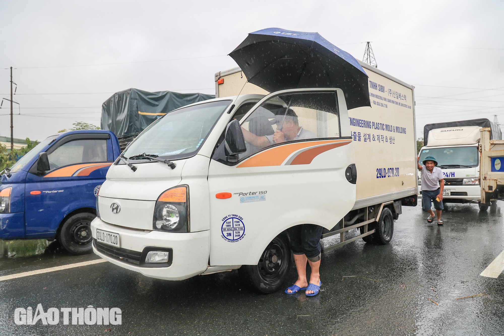 Vất vả "t&aacute;ch" xe 4 chỗ kh&ocirc;ng cho qua v&ugrave;ng ngập s&acirc;u tr&ecirc;n cao tốc Ph&aacute;p V&acirc;n - Cầu Giẽ- Ảnh 20.