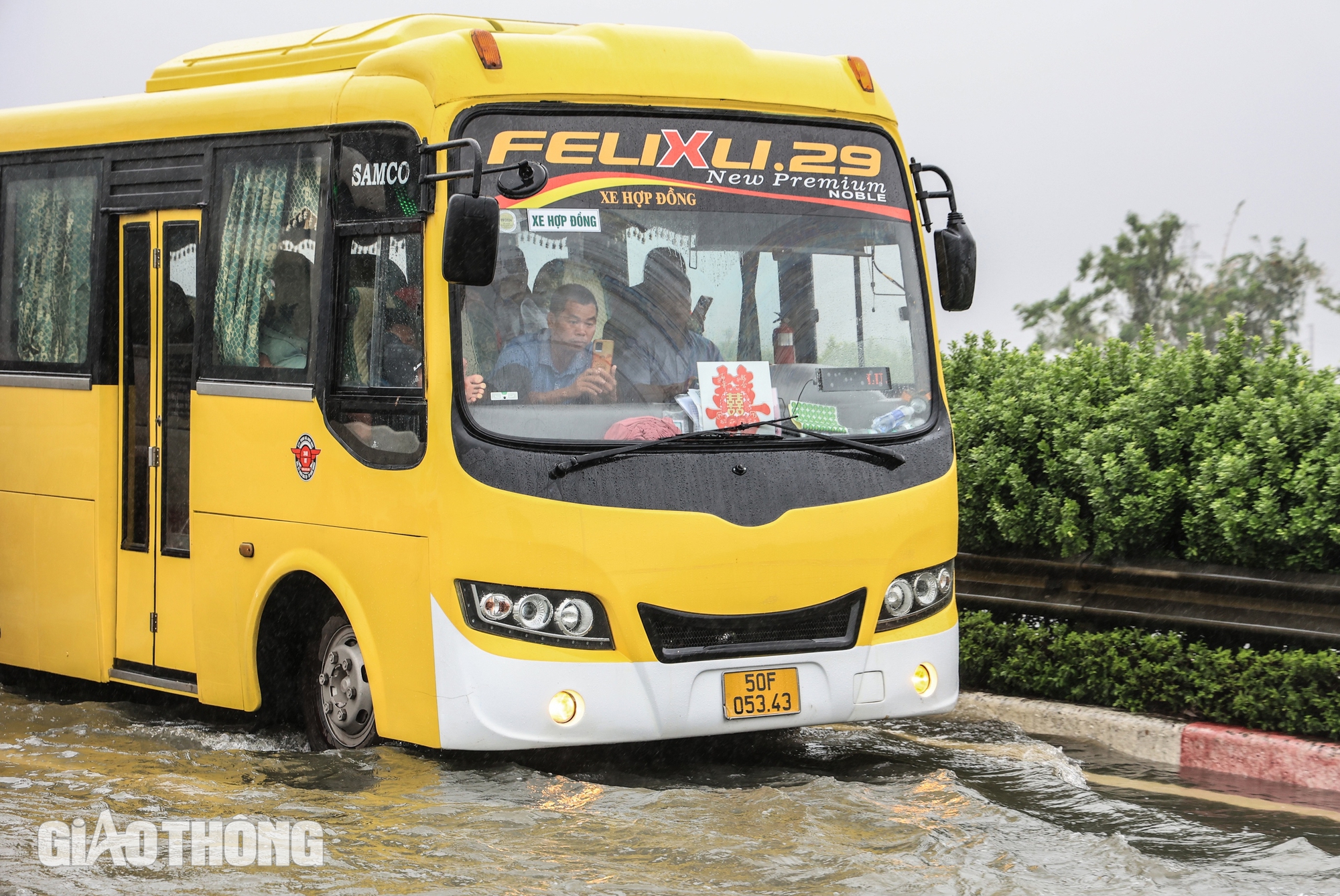 Vất vả "t&aacute;ch" xe 4 chỗ kh&ocirc;ng cho qua v&ugrave;ng ngập s&acirc;u tr&ecirc;n cao tốc Ph&aacute;p V&acirc;n - Cầu Giẽ- Ảnh 16.