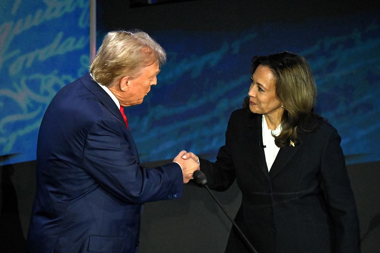 Những chi tiết đ&aacute;ng ch&uacute; &yacute; trong m&agrave;n tranh luận giữa Trump - Harris- Ảnh 1.