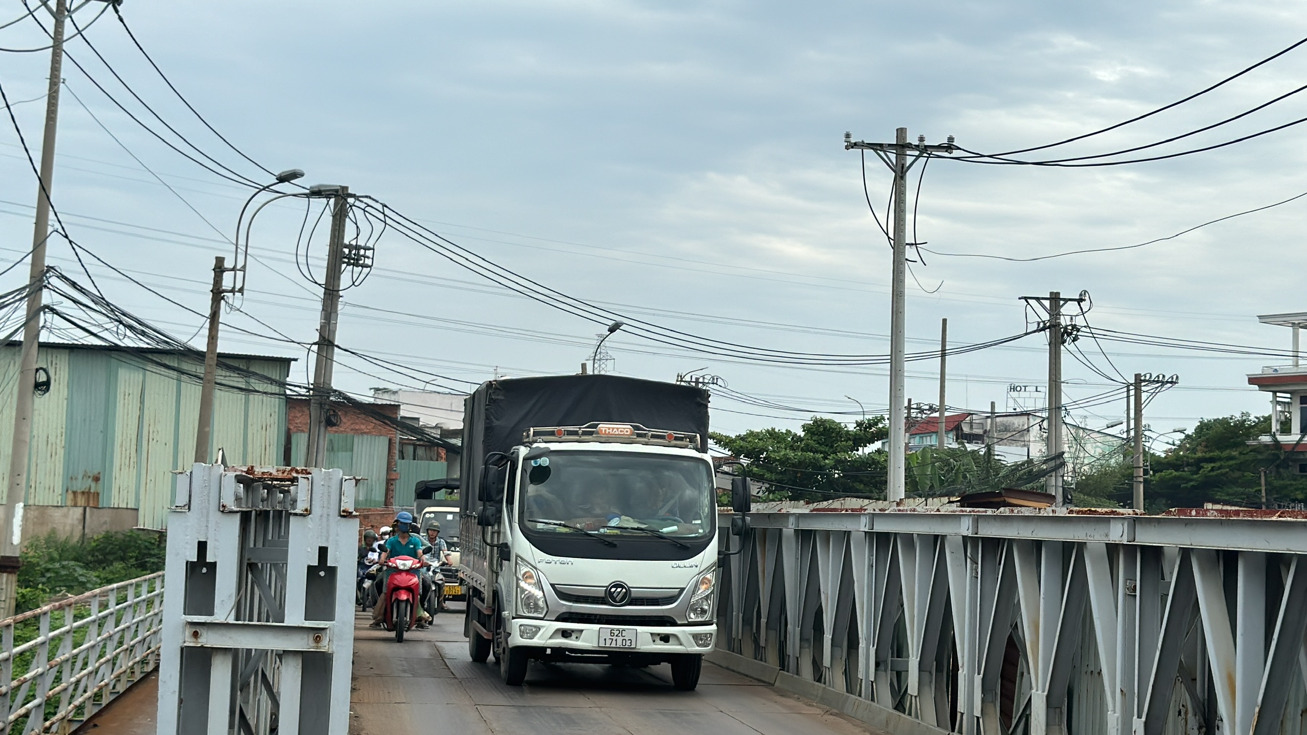 TP.HCM: Kiểm tra cầu yếu, đảm bảo an to&agrave;n trong m&ugrave;a mưa b&atilde;o- Ảnh 1.