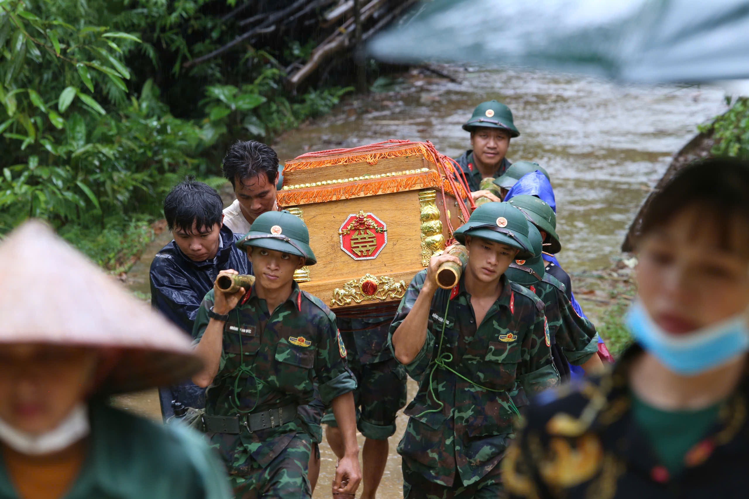 Tang thương L&agrave;ng Nủ sau lũ qu&eacute;t: X&oacute;t xa cảnh bộ đội đưa d&atilde;y quan t&agrave;i l&ecirc;n n&uacute;i- Ảnh 11.
