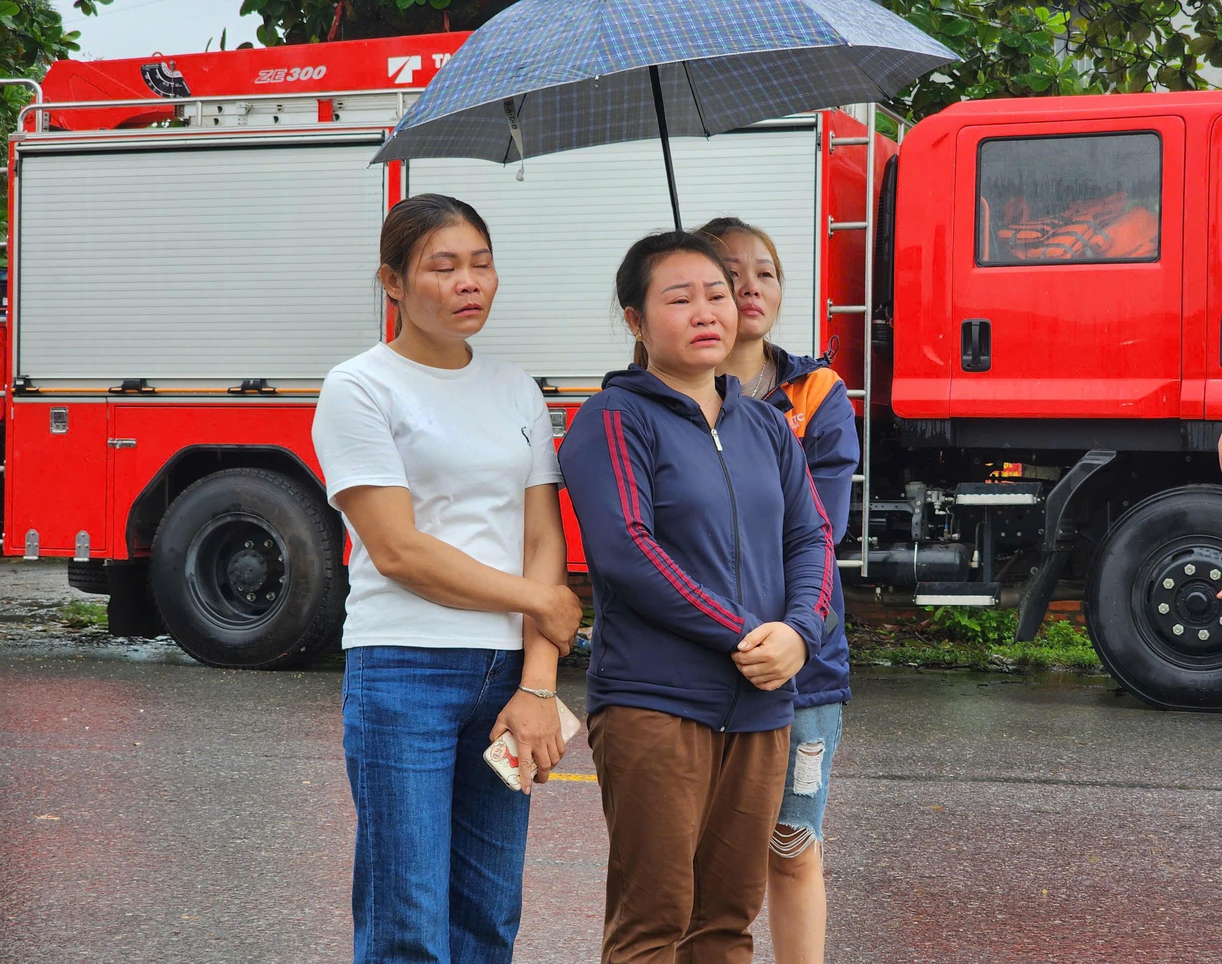 Cận cảnh c&ocirc;ng binh tập kết thiết bị nhưng chưa thể dựng cầu phao tạm v&igrave; nước xiết- Ảnh 10.