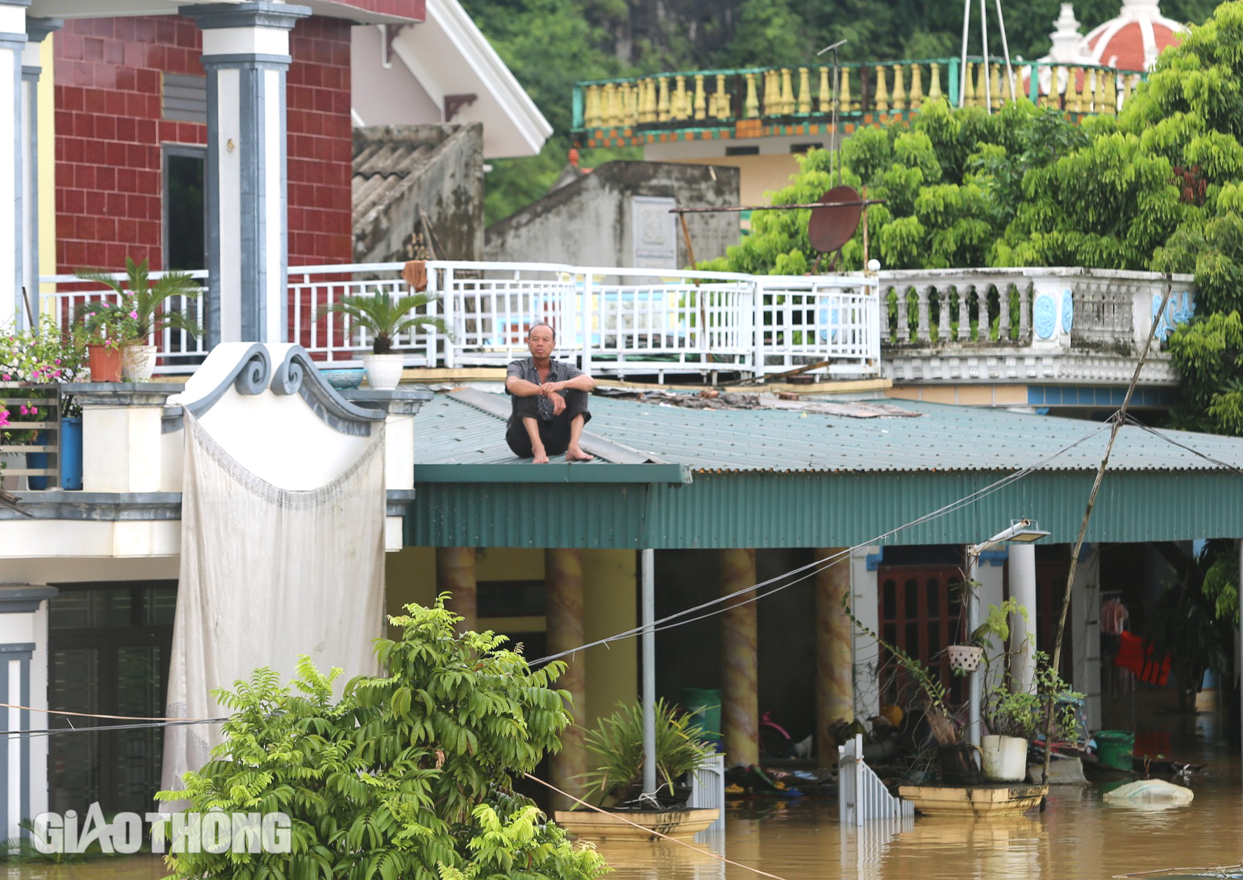 Ninh Bình: 700 hộ bị cô lập, người dân lên mái nhà nhìn nước dâng- Ảnh 6. Ninh Bình: 700 hộ bị cô lập, người dân lên mái nhà nhìn nước dâng- Ảnh 6.