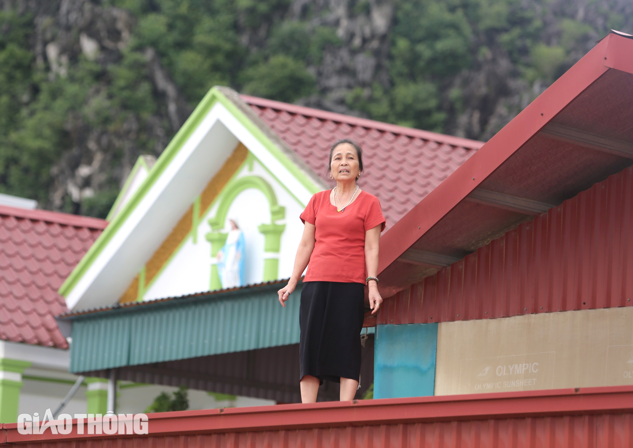 Ninh Bình: 700 hộ bị cô lập, người dân lên mái nhà nhìn nước dâng- Ảnh 7. Ninh Bình: 700 hộ bị cô lập, người dân lên mái nhà nhìn nước dâng- Ảnh 7.