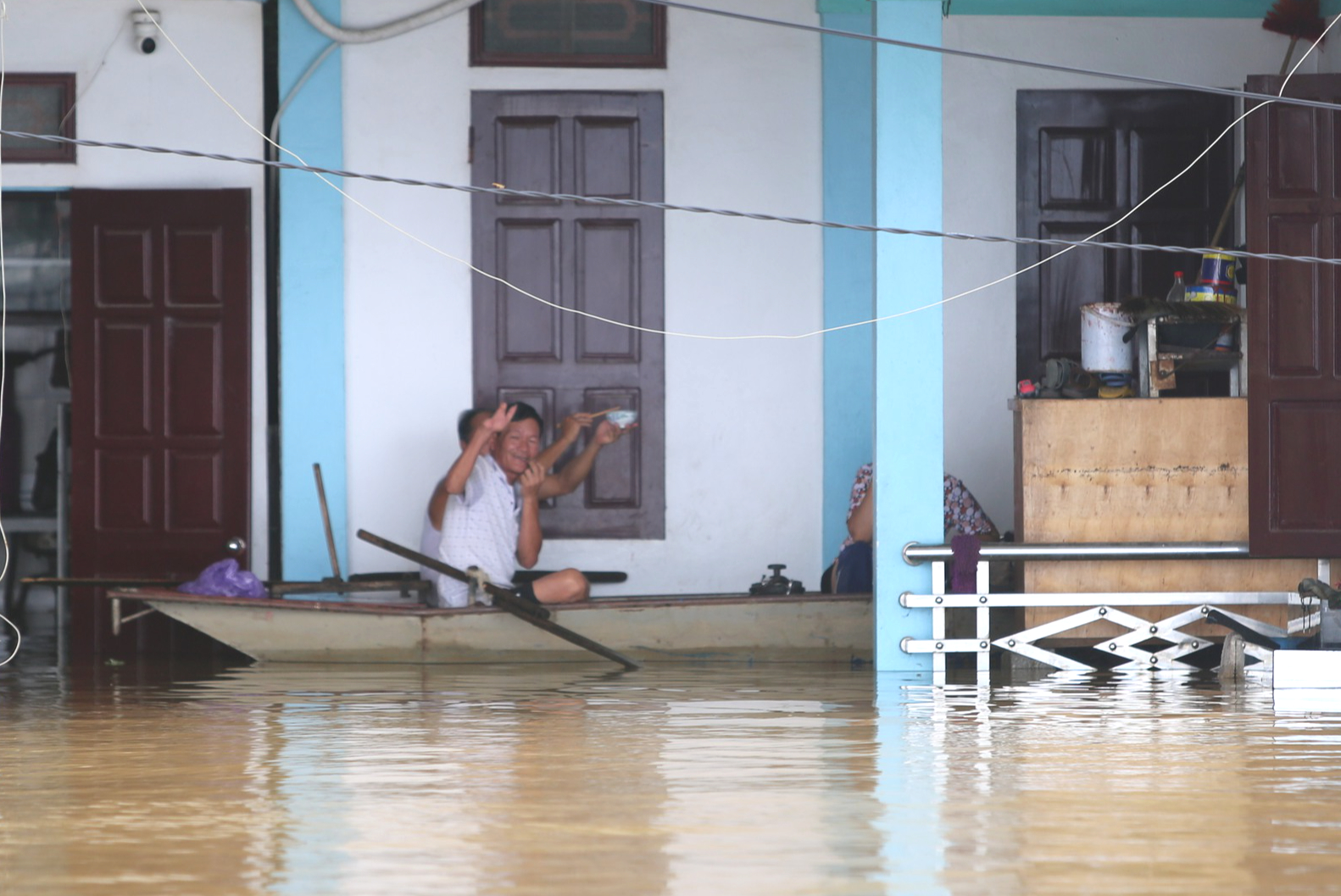 Ninh Bình: 700 hộ bị cô lập, người dân lên mái nhà nhìn nước dâng- Ảnh 22. Ninh Bình: 700 hộ bị cô lập, người dân lên mái nhà nhìn nước dâng- Ảnh 22.