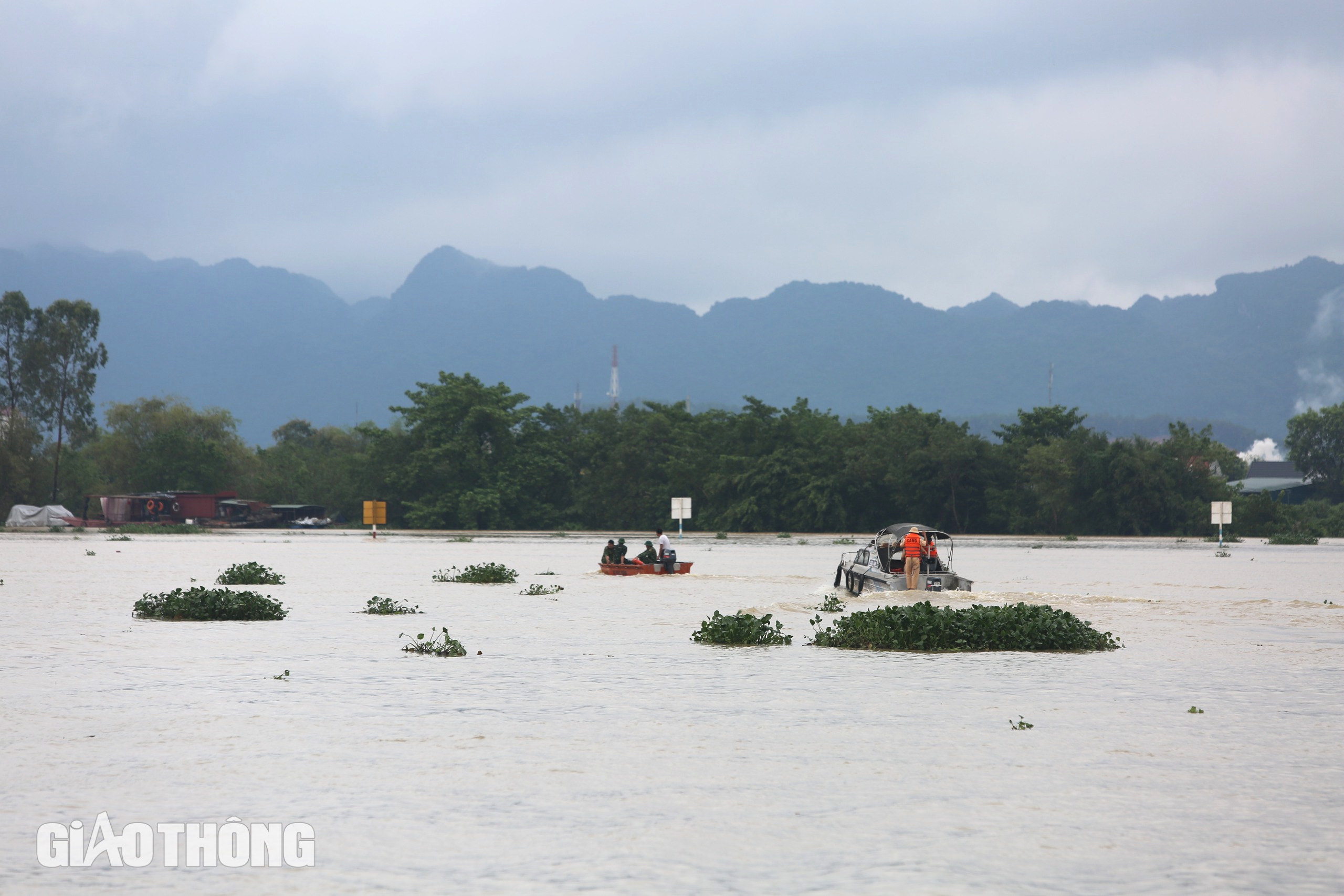 Ninh Bình: 700 hộ bị cô lập, người dân lên mái nhà nhìn nước dâng- Ảnh 29. Ninh Bình: 700 hộ bị cô lập, người dân lên mái nhà nhìn nước dâng- Ảnh 29.