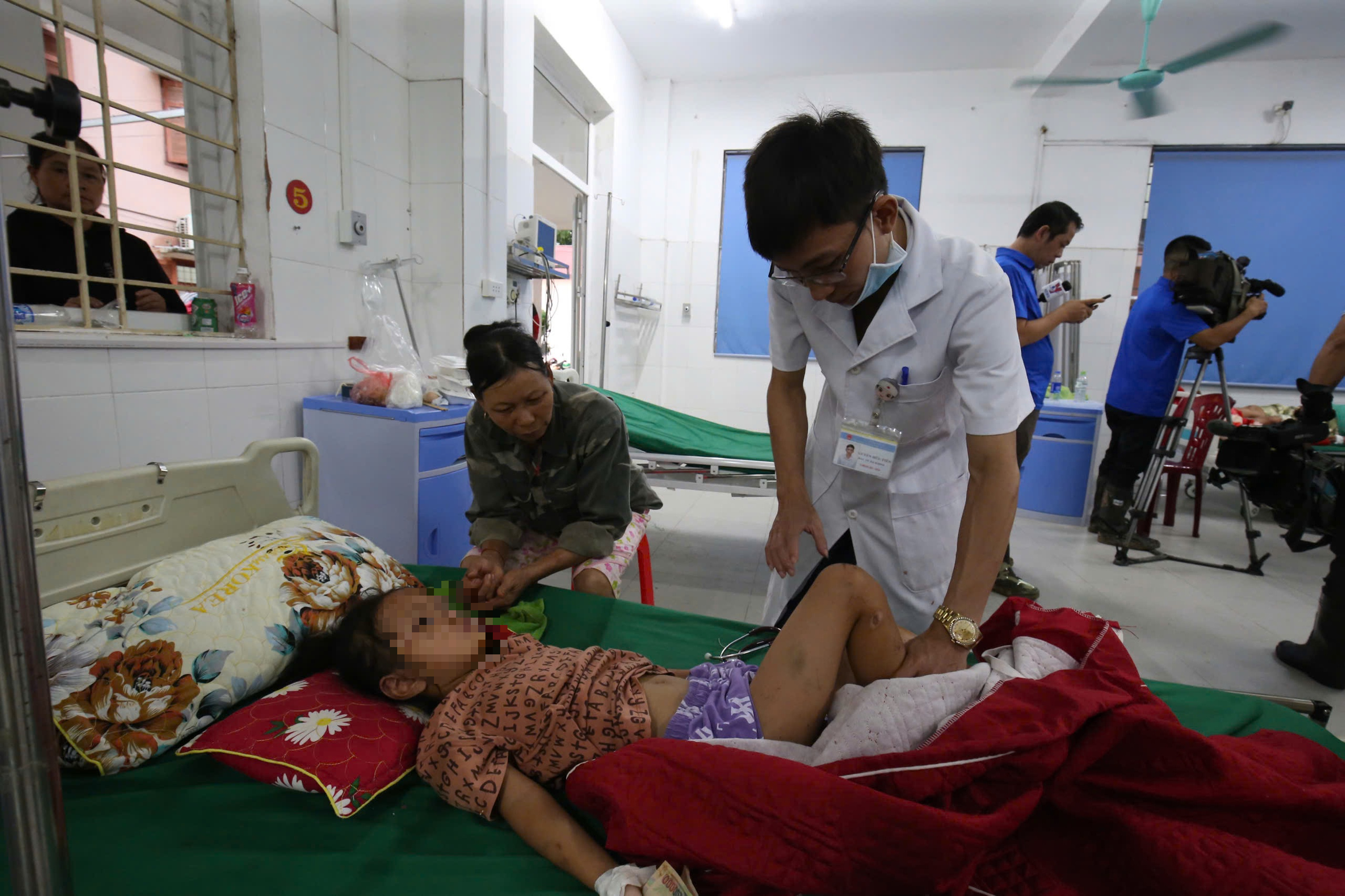 C&aacute;c nạn nh&acirc;n bị thương trong vụ lũ qu&eacute;t, sạt lở đất ở L&agrave;ng Nủ hiện ra sao?- Ảnh 3.