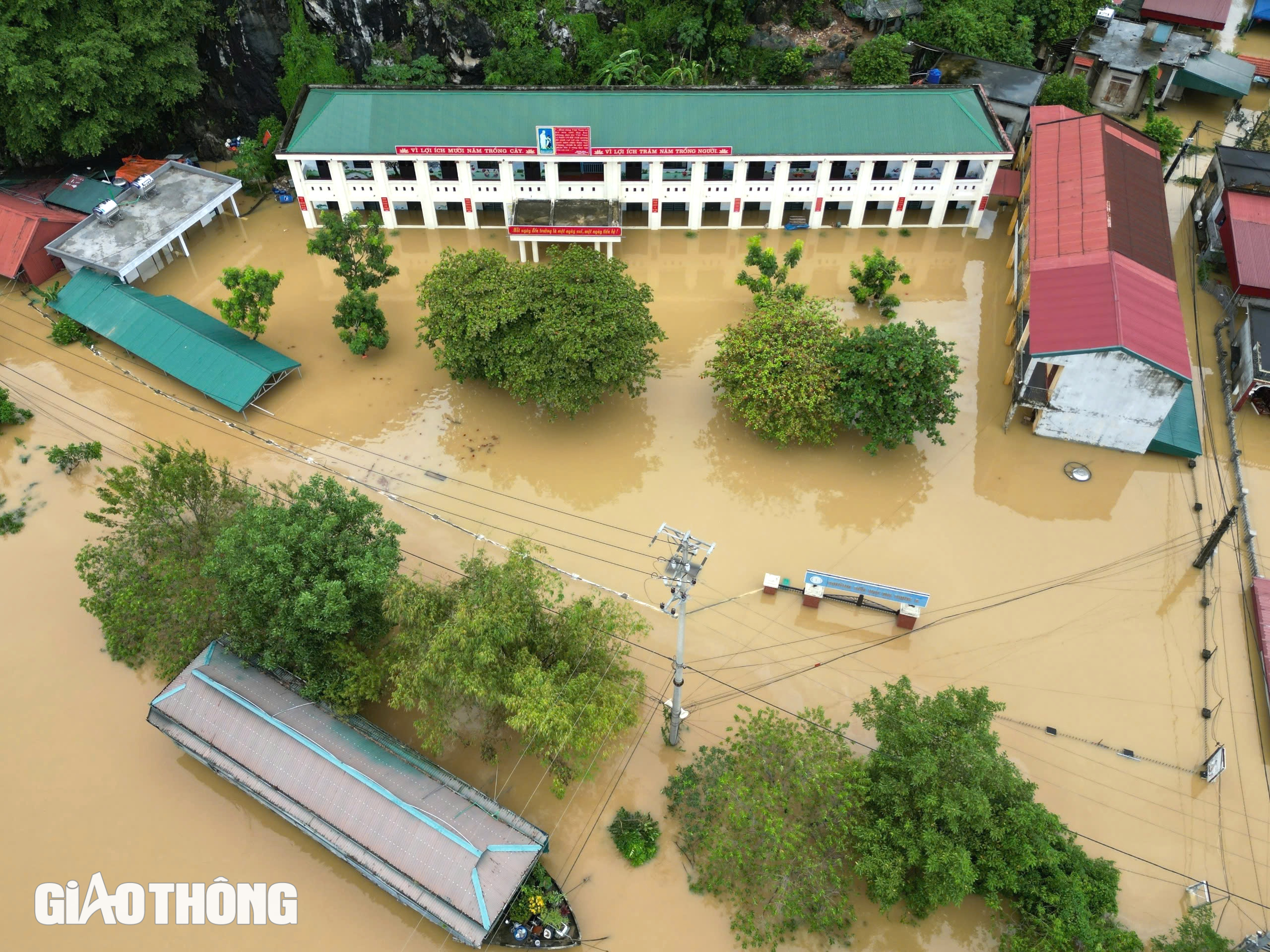 Ninh Bình: 700 hộ bị cô lập, người dân lên mái nhà nhìn nước dâng- Ảnh 25. Ninh Bình: 700 hộ bị cô lập, người dân lên mái nhà nhìn nước dâng- Ảnh 25.