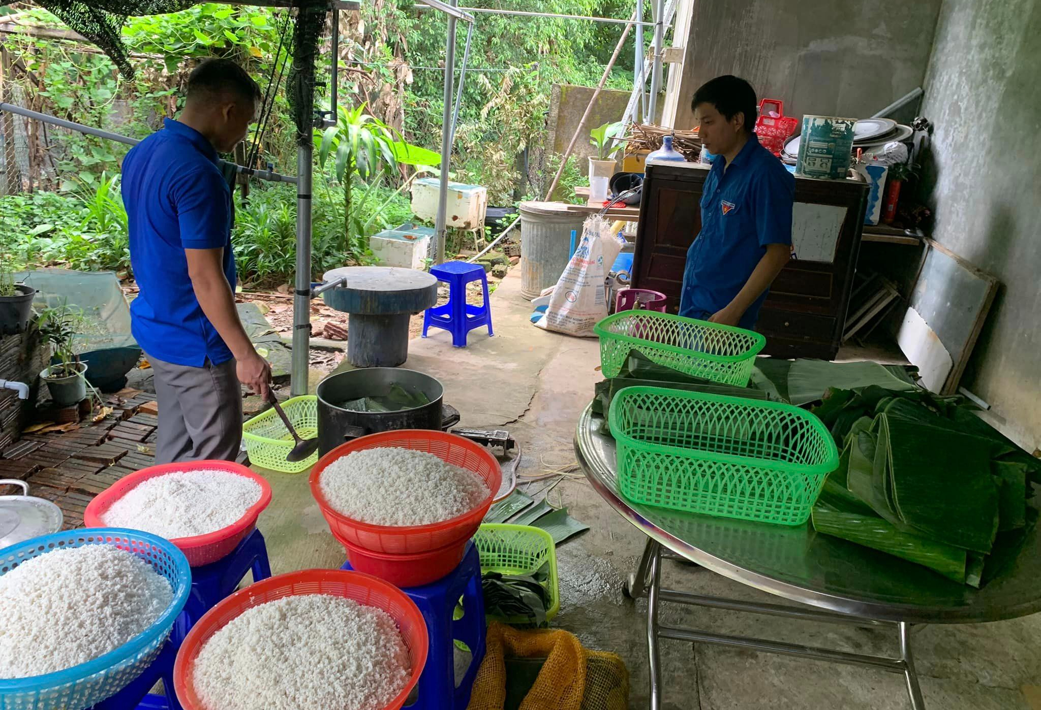 Người d&acirc;n miền n&uacute;i Quảng Ng&atilde;i g&oacute;i b&aacute;nh chưng, b&aacute;nh t&eacute;t gửi đồng b&agrave;o miền Bắc- Ảnh 2.