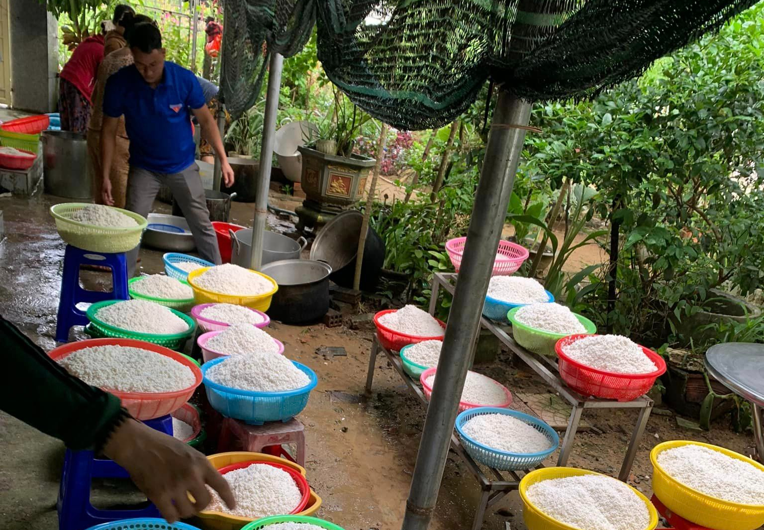 Người d&acirc;n miền n&uacute;i Quảng Ng&atilde;i g&oacute;i b&aacute;nh chưng, b&aacute;nh t&eacute;t gửi đồng b&agrave;o miền Bắc- Ảnh 6.