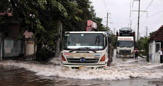 Cấm phương tiện qua điểm ngập đường 427 huyện Thường T&iacute;n, người d&acirc;n đi hướng n&agrave;o?- Ảnh 1.
