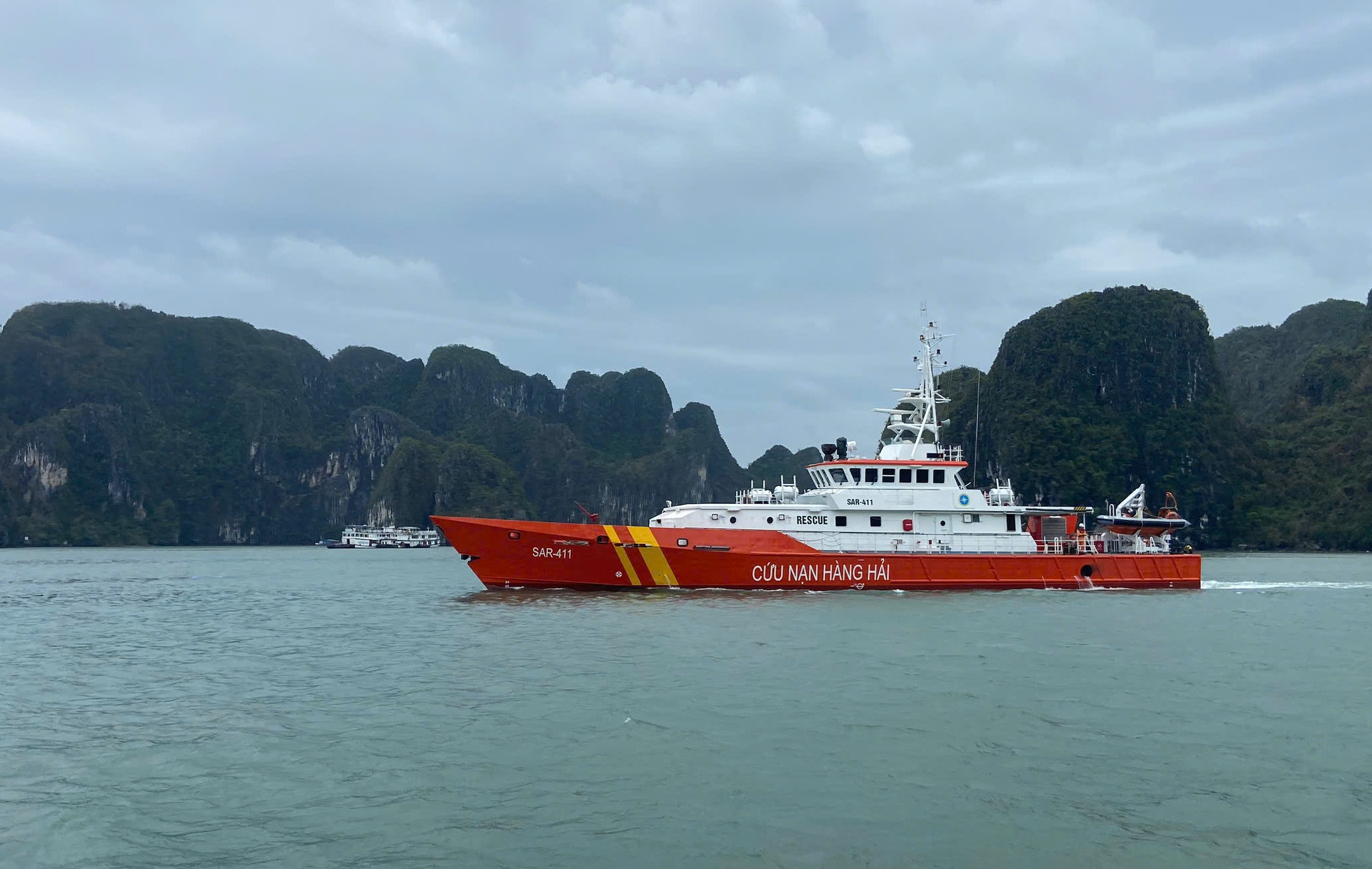 Đưa thợ lặn xuống tìm kiếm thuyền viên mất tích sau bão số 3- Ảnh 1. Đưa thợ lặn xuống tìm kiếm thuyền viên mất tích sau bão số 3- Ảnh 1.