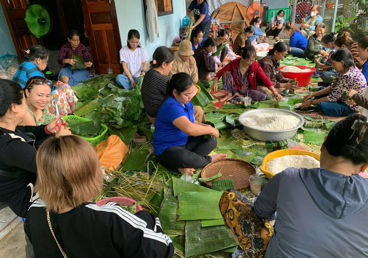 Người d&acirc;n miền n&uacute;i Quảng Ng&atilde;i g&oacute;i b&aacute;nh chưng, b&aacute;nh t&eacute;t gửi đồng b&agrave;o miền Bắc- Ảnh 4.