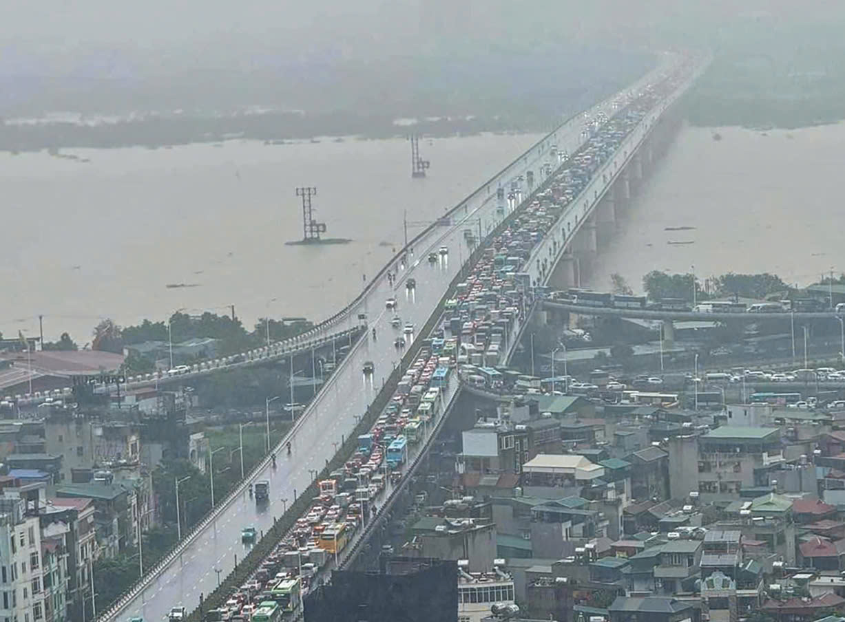 Những c&acirc;y cầu vượt s&ocirc;ng Hồng sau ng&agrave;y hạn chế phương tiện- Ảnh 10.