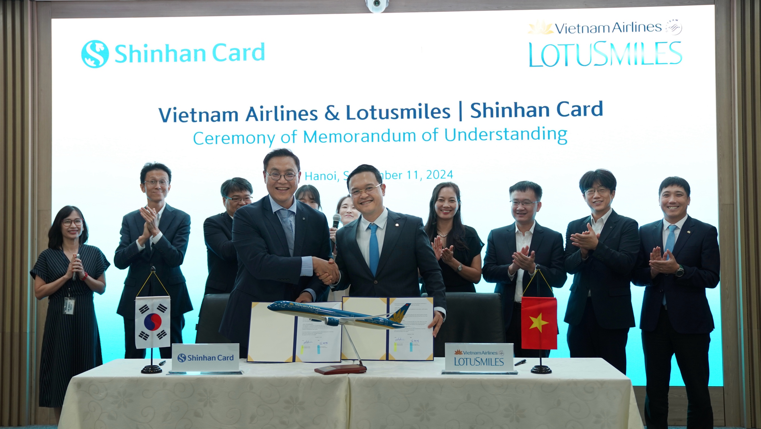 Vietnam Airlines "bắt tay" Shinhan Card ph&aacute;t h&agrave;nh thẻ đồng thương hiệu- Ảnh 1.