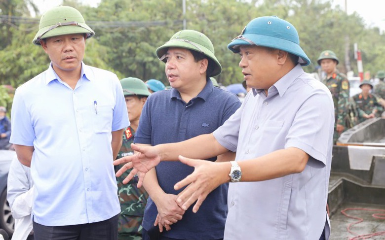 Chủ tịch H&agrave; Nội y&ecirc;u cầu cứu chữa miễn ph&iacute; người bị thương do b&atilde;o lũ