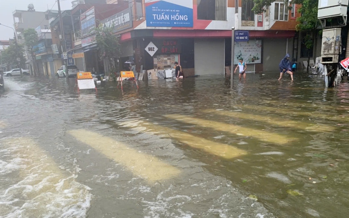 Tiếp tục mưa lớn, nhiều tuyến phố, khu d&acirc;n cư ở Hải Dương ngập s&acirc;u