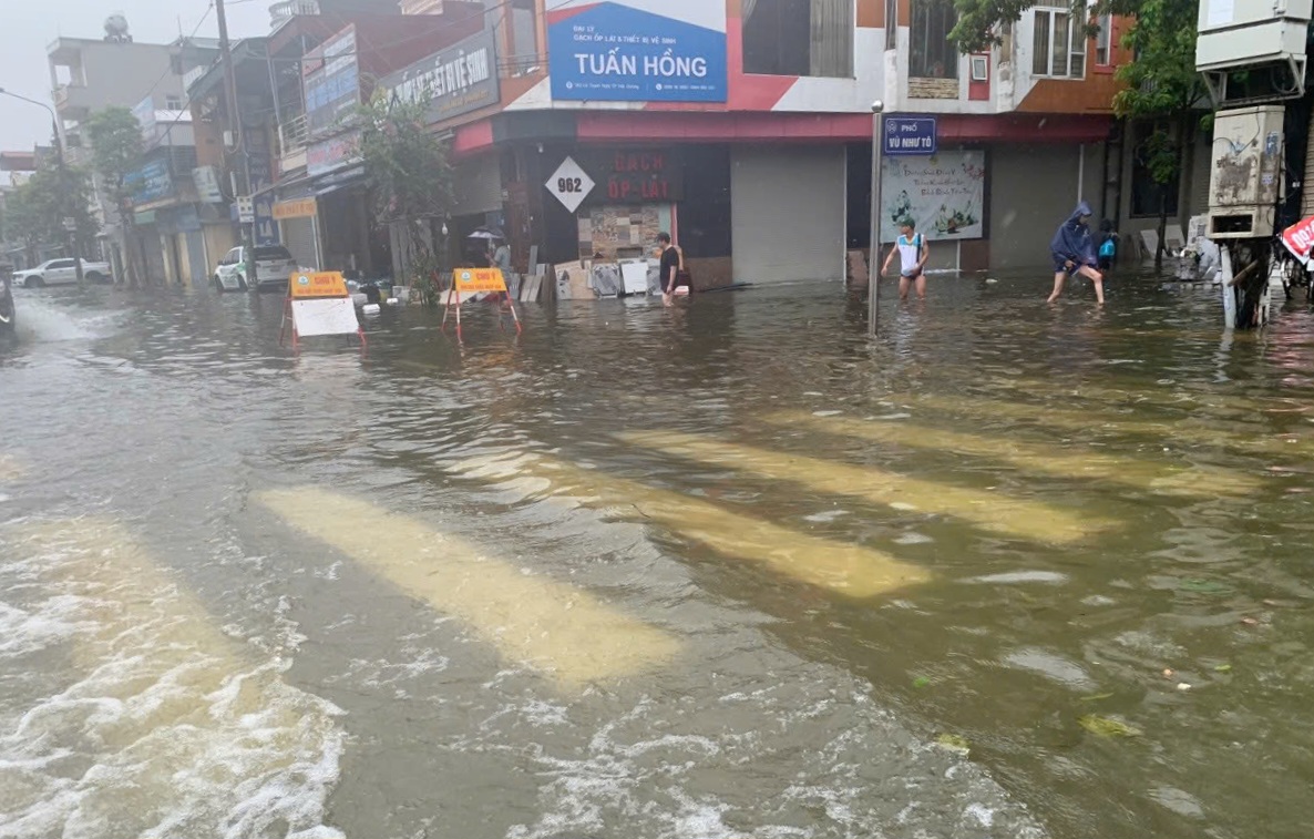 Tiếp tục mưa lớn, nhiều tuyến phố, khu d&acirc;n cư ở Hải Dương ngập s&acirc;u- Ảnh 4.