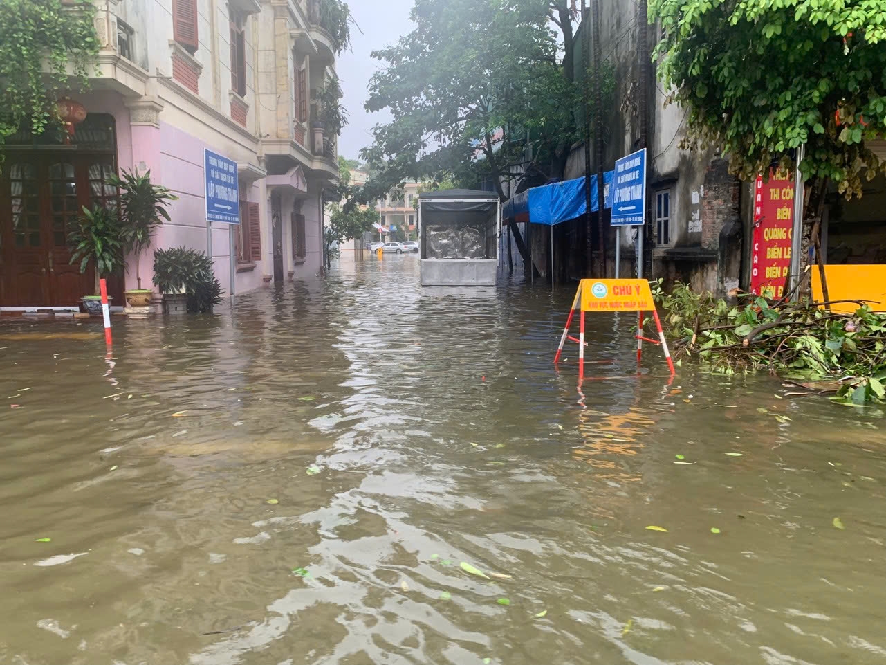 Tiếp tục mưa lớn, nhiều tuyến phố, khu d&acirc;n cư ở Hải Dương ngập s&acirc;u- Ảnh 3.