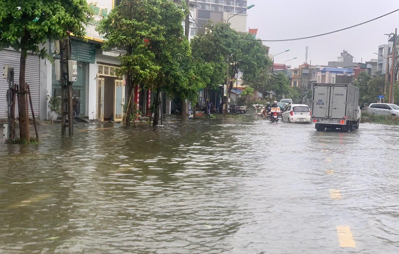 Tiếp tục mưa lớn, nhiều tuyến phố, khu d&acirc;n cư ở Hải Dương ngập s&acirc;u- Ảnh 2.