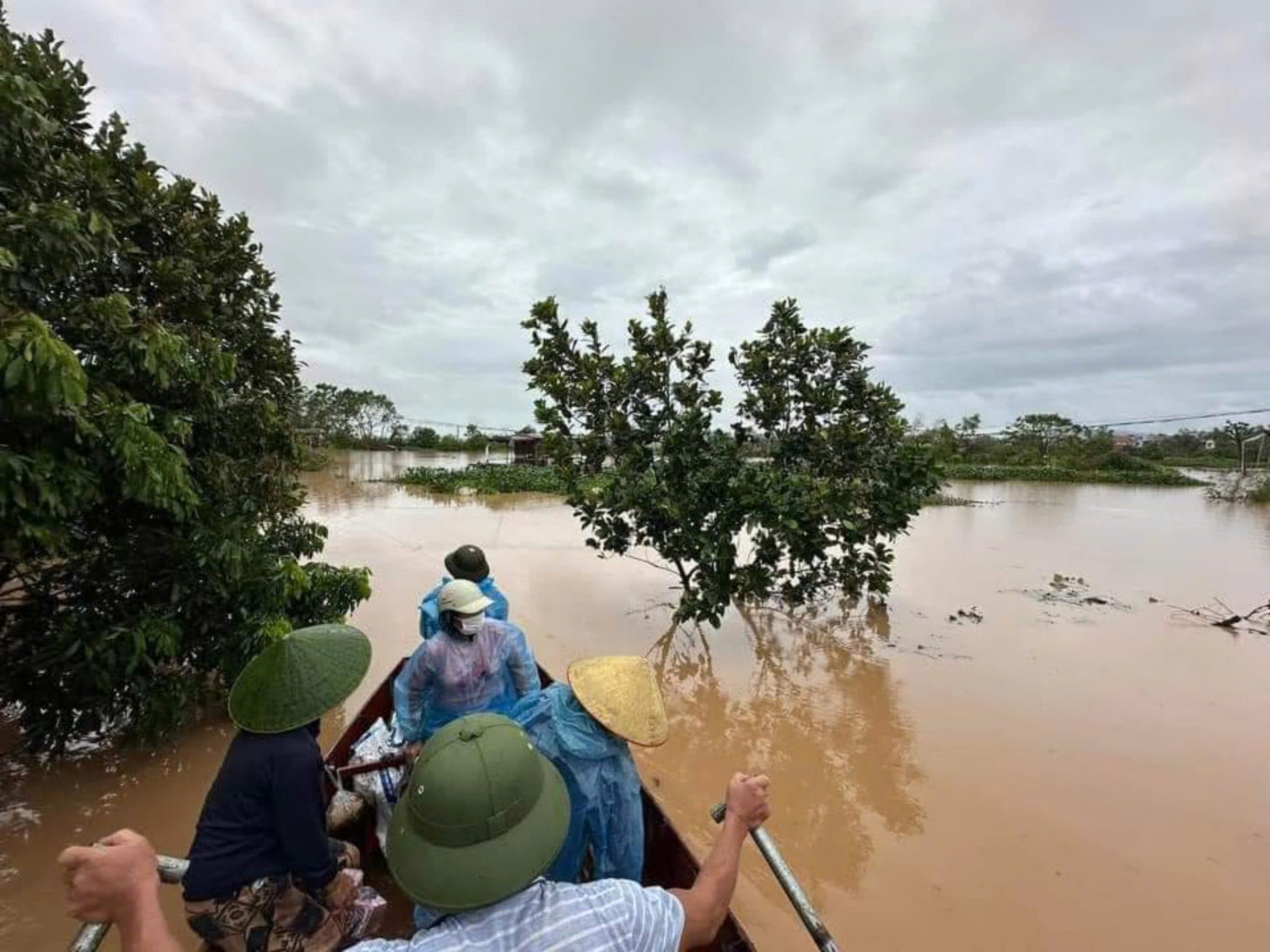 Tiếp tục mưa lớn, nhiều tuyến phố, khu d&acirc;n cư ở Hải Dương ngập s&acirc;u- Ảnh 1.