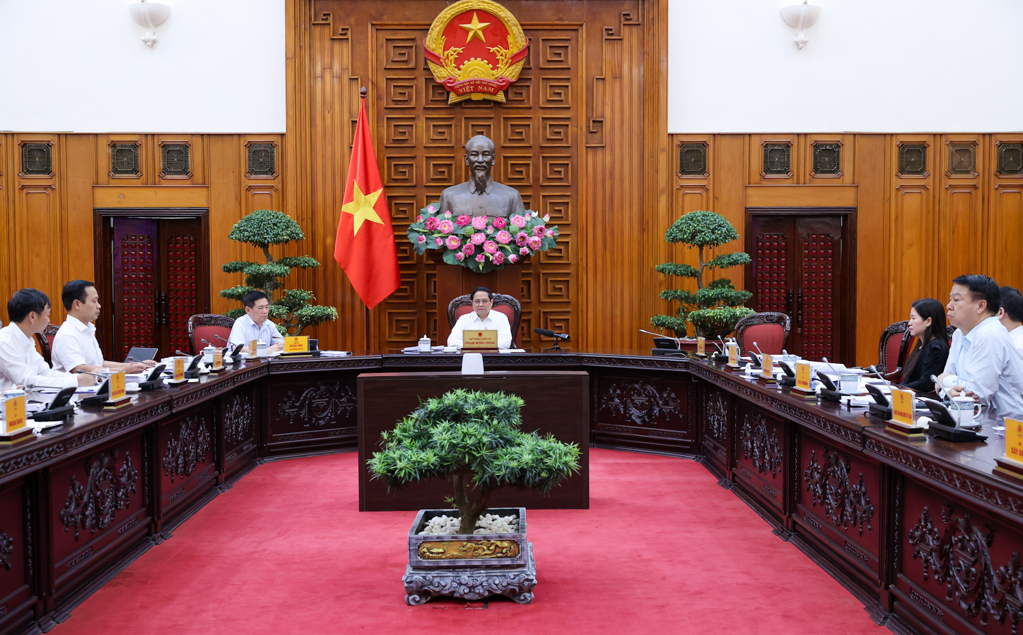 Thủ tướng: T&igrave;m mọi biện ph&aacute;p hỗ trợ nhu yếu phẩm cho người d&acirc;n v&ugrave;ng lũ- Ảnh 2.