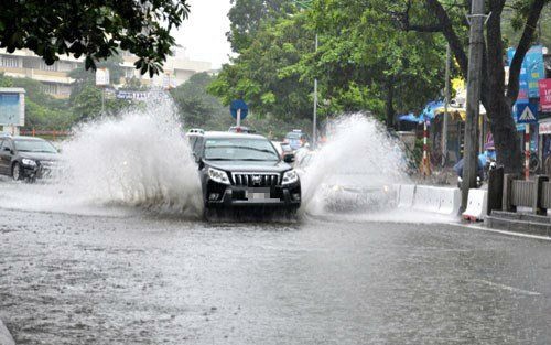 L&aacute;i xe qua đường ngập g&acirc;y t&eacute; nước, h&agrave;nh vi cần l&ecirc;n &aacute;n