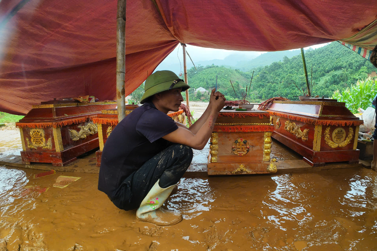 Tang thương L&agrave;ng Nủ sau lũ qu&eacute;t: X&oacute;t xa cảnh bộ đội đưa d&atilde;y quan t&agrave;i l&ecirc;n n&uacute;i- Ảnh 3.