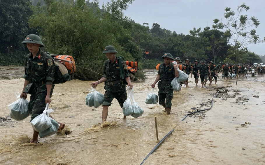 Mưa lũ ở miền Bắc: 300 chiến sĩ t&igrave;m 70 người mất t&iacute;ch, điều 3 trực thăng cứu trợ v&ugrave;ng lũ