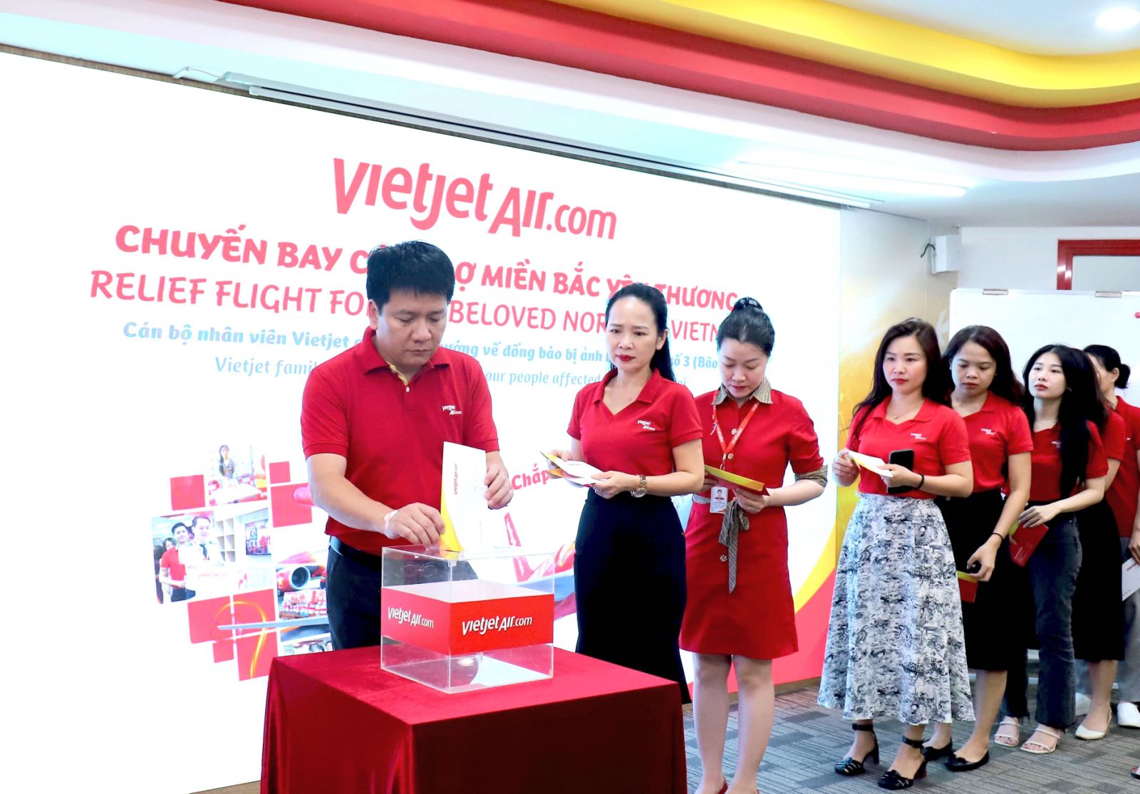 Vietjet chung tay ủng hộ người d&acirc;n v&ugrave;ng lũ- Ảnh 4.