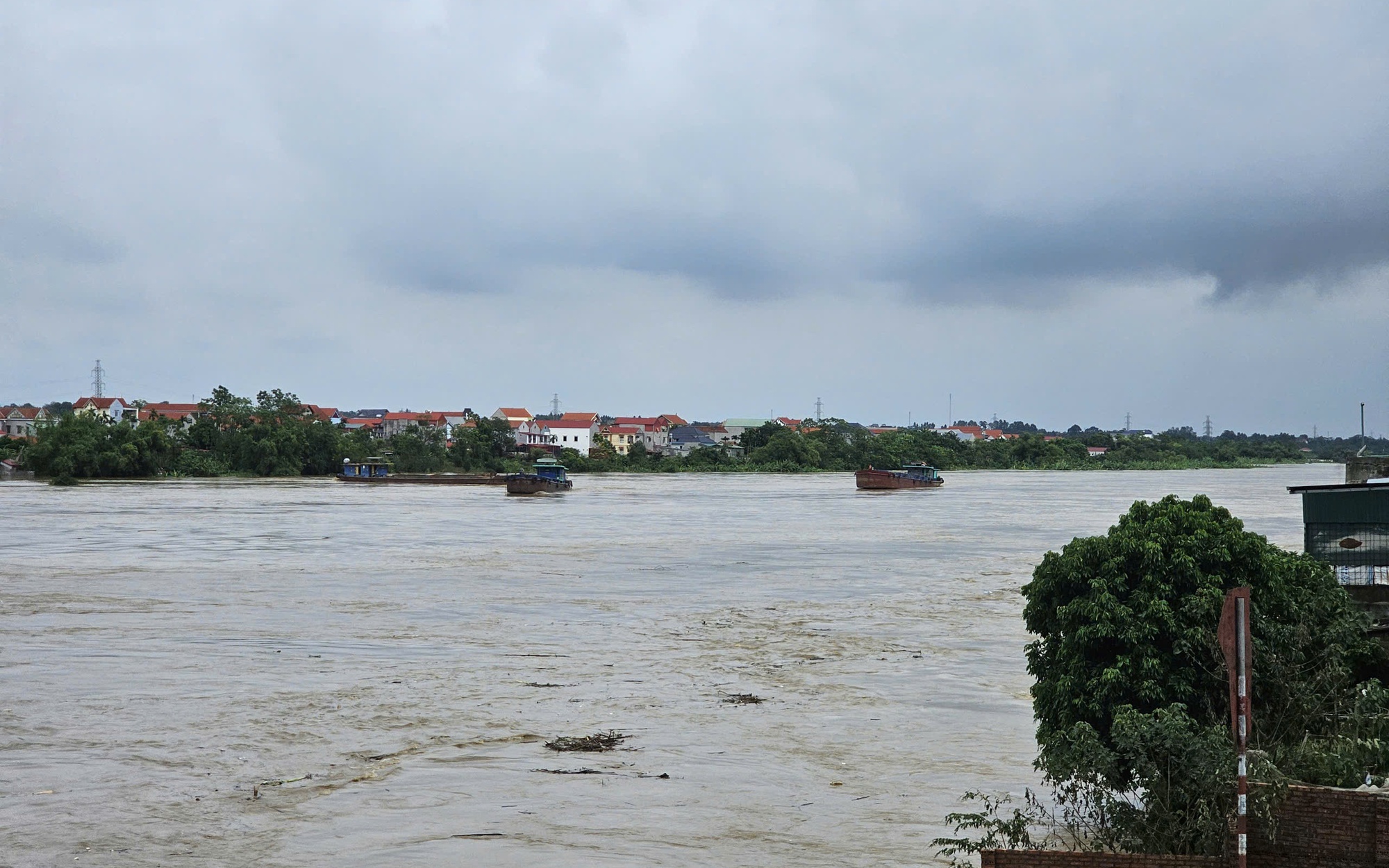 Kiểm so&aacute;t chặt việc neo đậu phương tiện, tr&aacute;nh va tr&ocirc;i