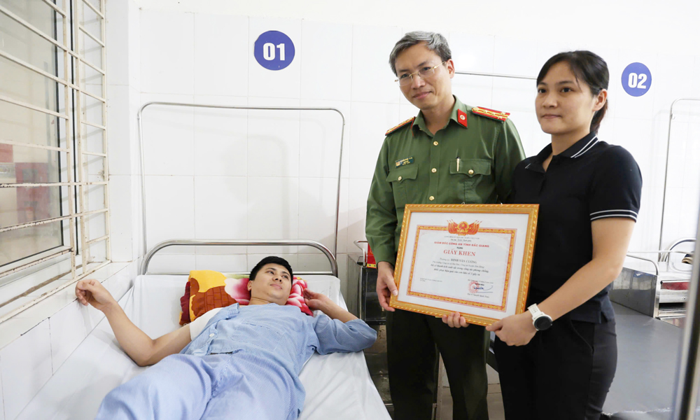 Thượng &uacute;y c&ocirc;ng an bị thương khi gi&uacute;p d&acirc;n chống lụt tại Bắc Giang- Ảnh 1.